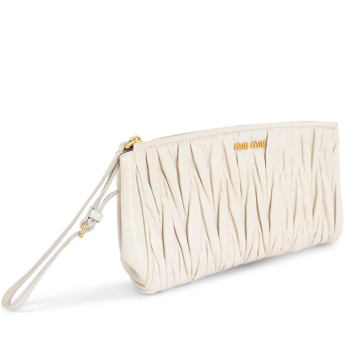 100% authentic Miu Miu Matelassé wristlet clutch in ivory smootch calfskin featuring gold-tone hardware. Lined in dark brown canvas.Has been carried and is in excellent condition. 

Measurements
Height	12cm (4.7in)
Width	24cm (9.4in)
Depth	3cm