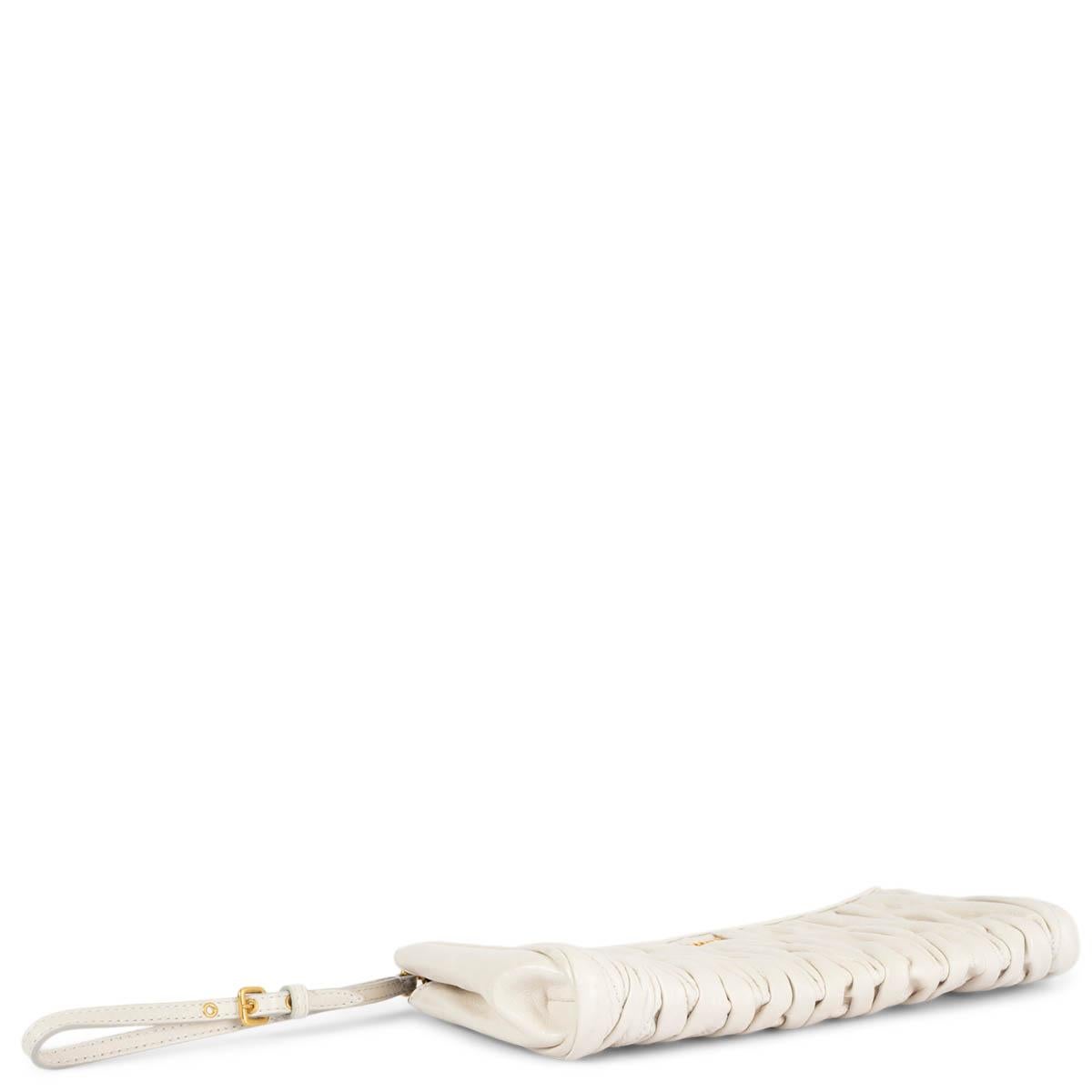 MIU MIU ivory leather MATELASSE QUILTED Wristlet Clutch Bag In Excellent Condition For Sale In Zürich, CH