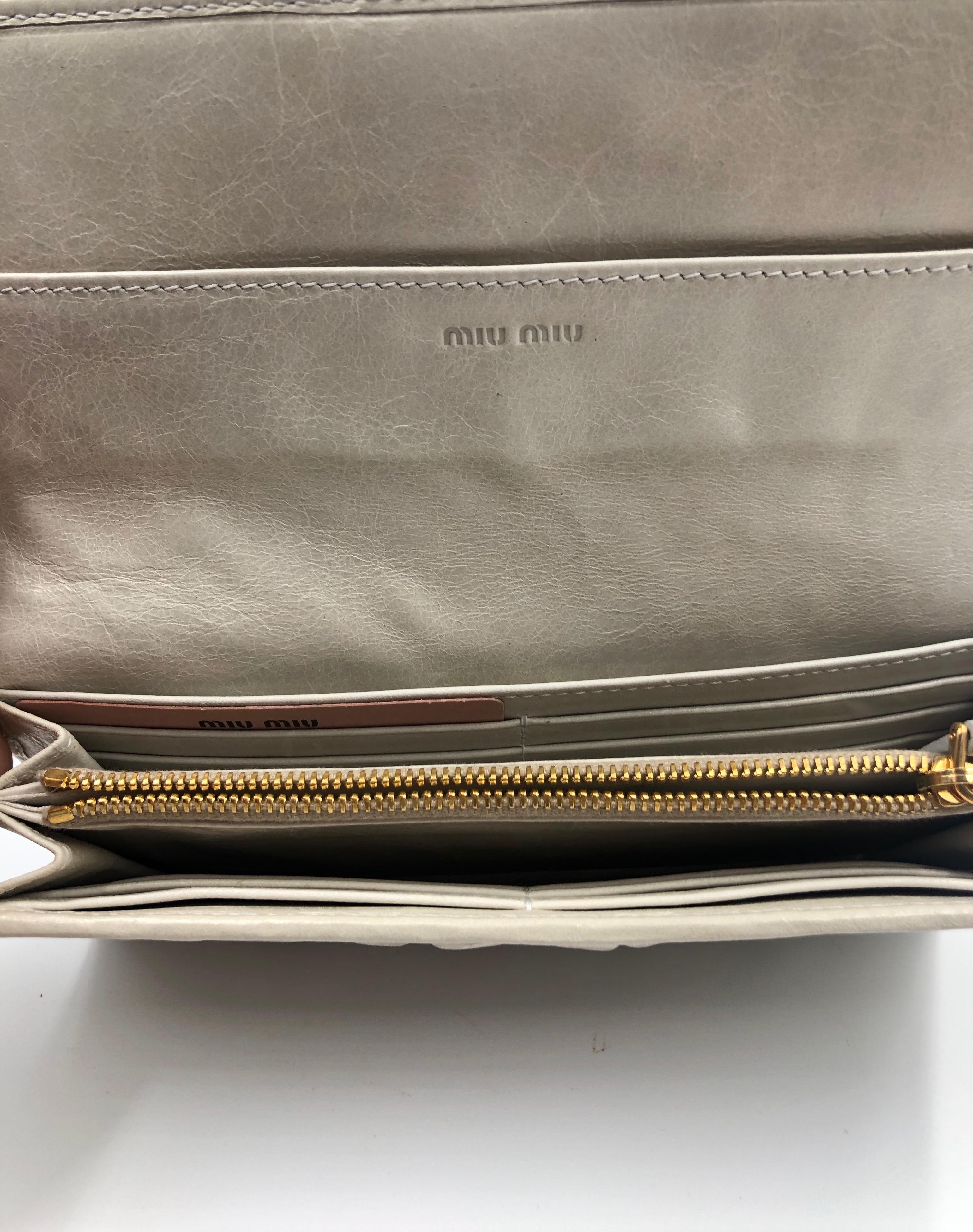 Miu Miu Ivory Matelassé Leather Wallet In Good Condition In Los Angeles, CA