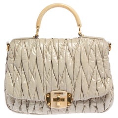 Miu Miu Elfenbeinfarbene Matelasse-Lackleder-Drehverschluss-Tasche mit oberem Griff