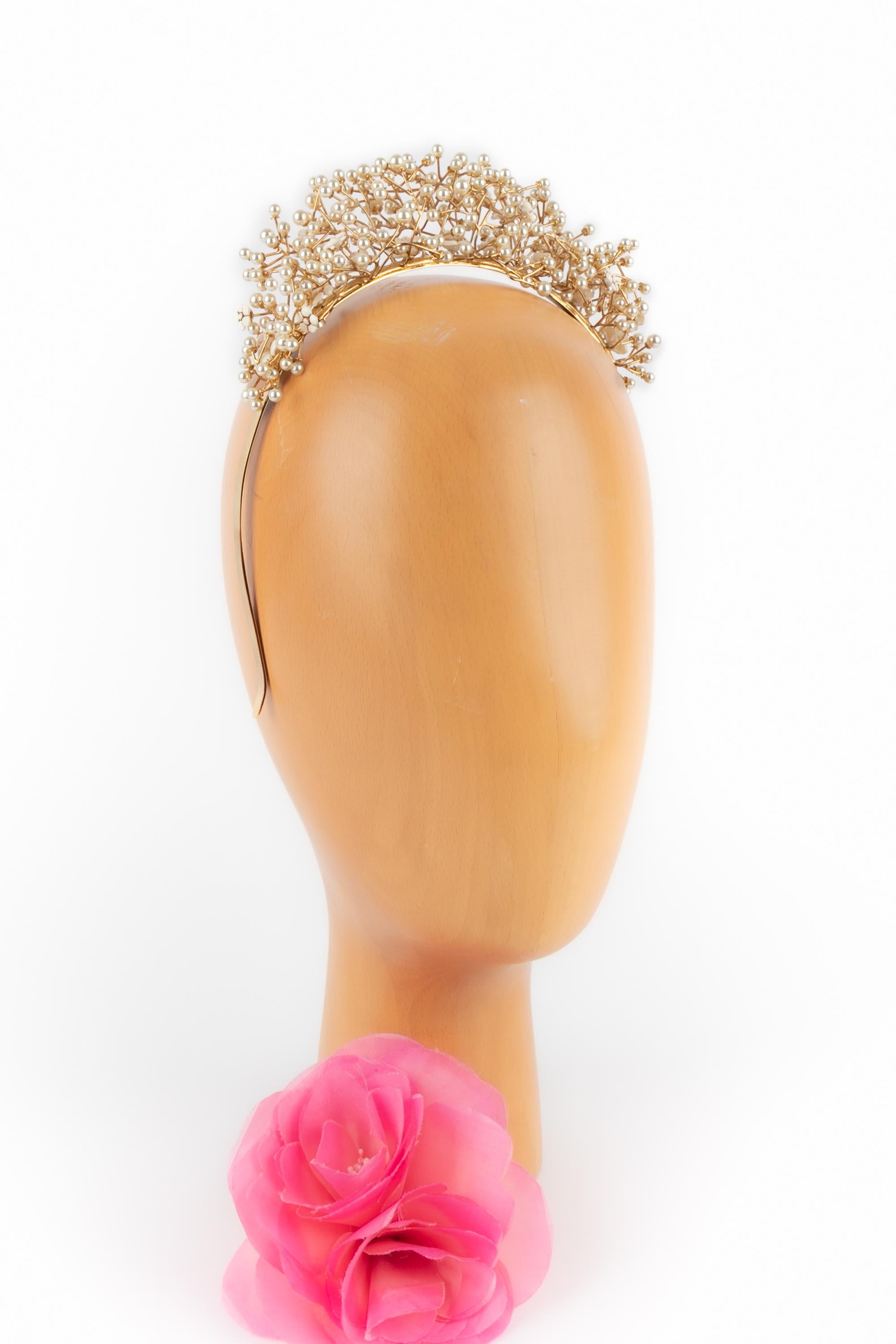 MIU MIU -(Made in Italy) Cerchietto in metallo dorato con perle in costume e piccoli fiori bianchi.

Condizioni:
Ottime condizioni

Dimensioni:
Dimensione singola

SKU:ACC13