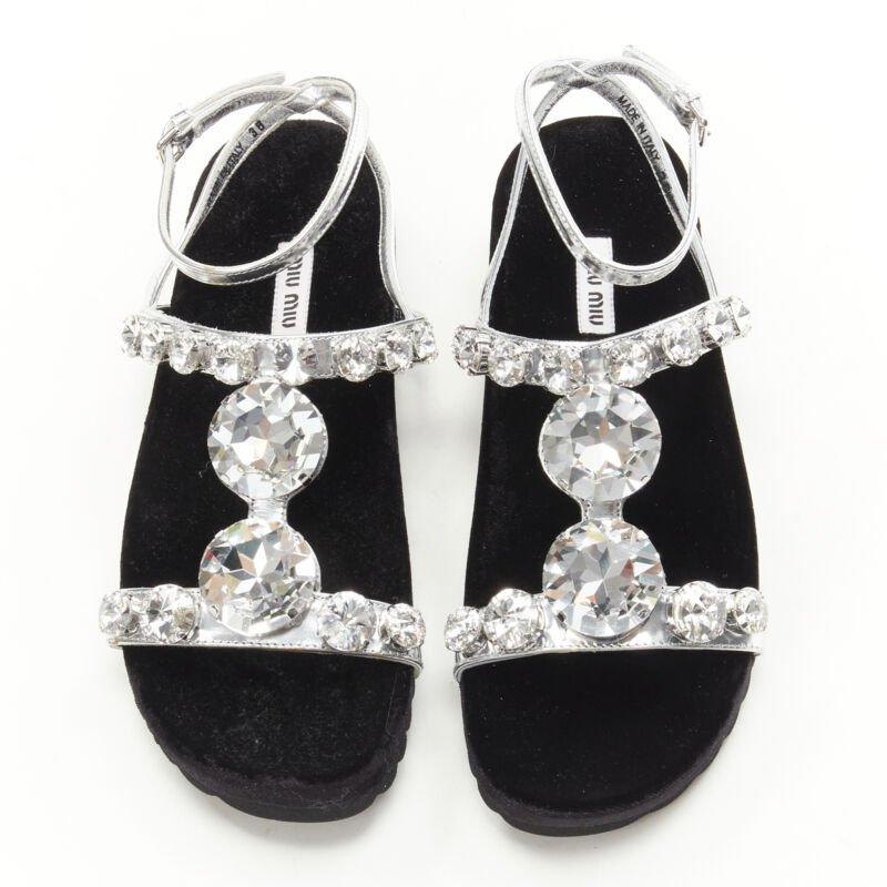 MIU MIU sandali piatti in velluto argento metallizzato con strass grandi EU36
Riferimento: TGAS/C01331
Marchio: Miu Miu
Stilista: Miuccia Prada
Model No: 5X608C
Materiale: Pelle
Colore: Argento, Nero
Modello: Tinta unita
Chiusura: Cinturino alla