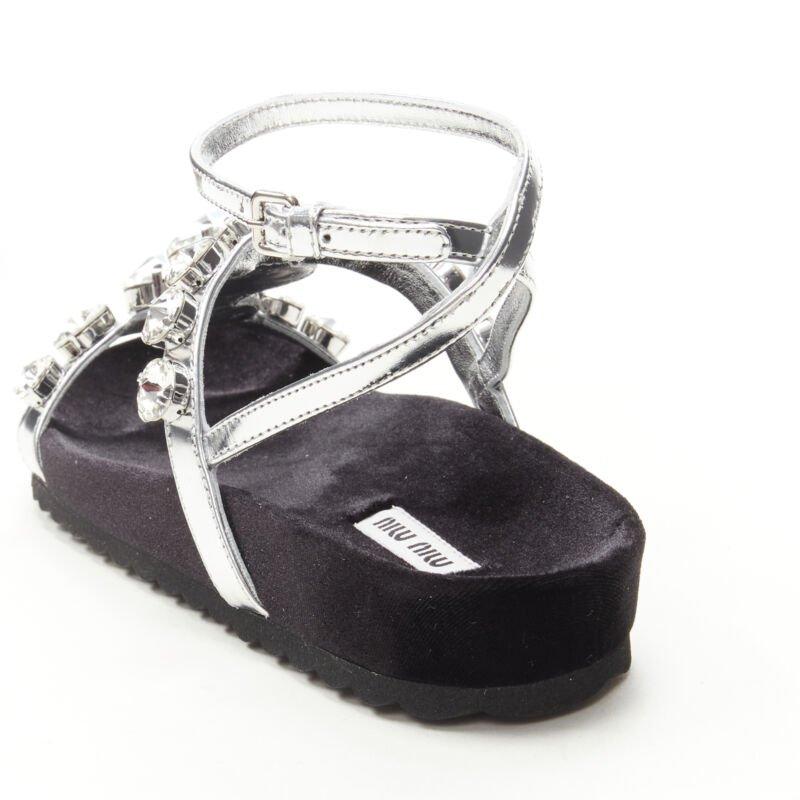 MIU MIU sandali piatti in velluto argento metallizzato con strass grandi EU36 in vendita 3