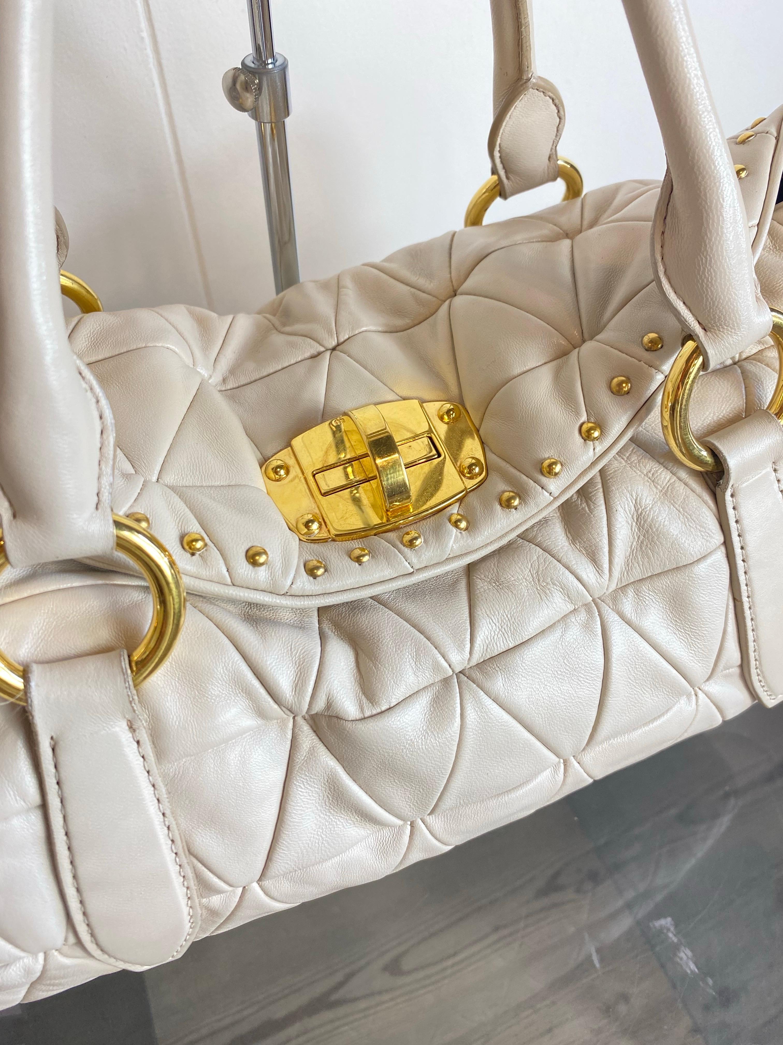 Miu Miu Ledertasche im Zustand „Hervorragend“ in Carnate, IT