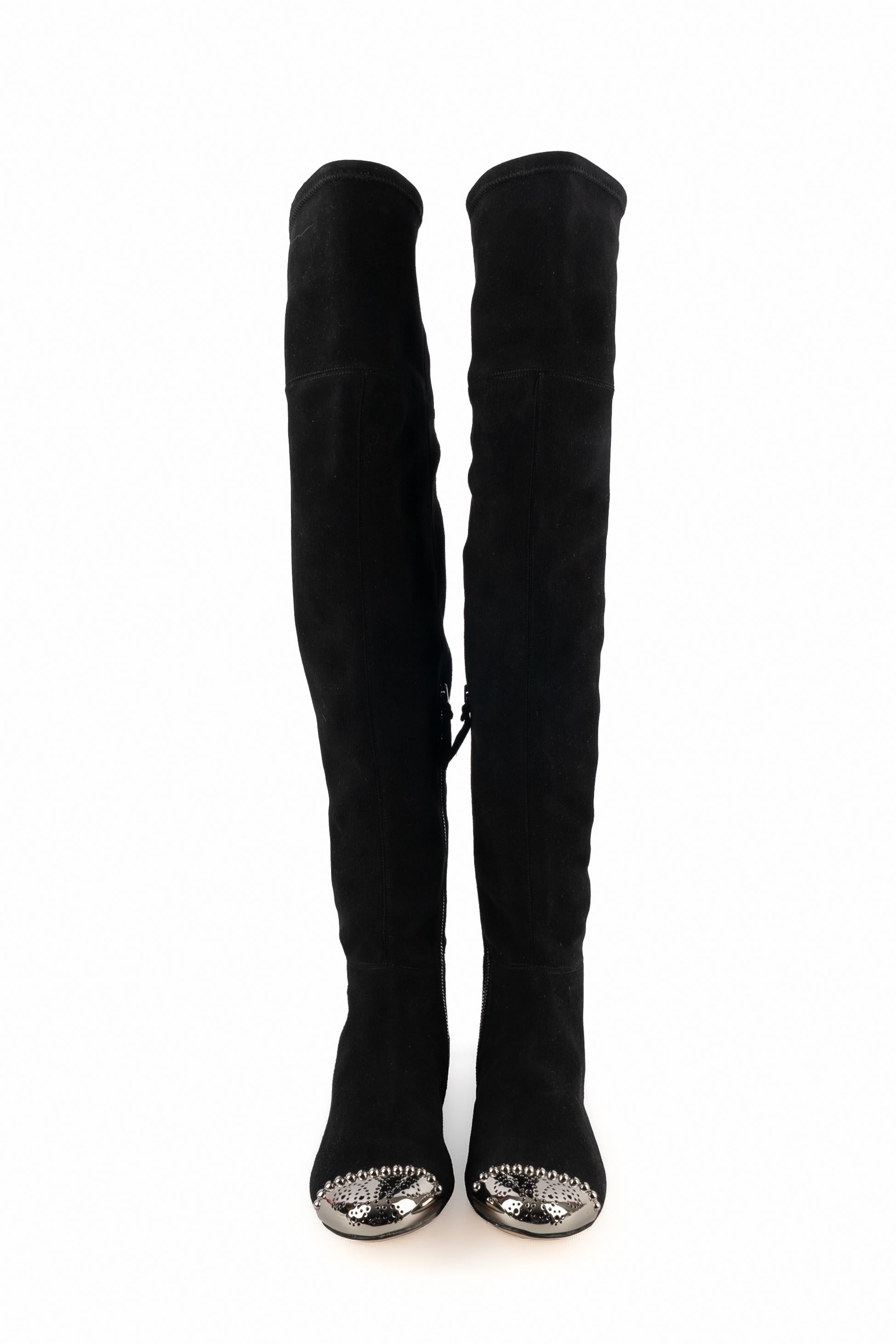 MIU MIU - (Made in Italy) Black inside-out leather boots with openwork silvery metal tip with studs.

Condition:
Very good condition

Dimensions:
Size 39 1/2

SKU:CH93