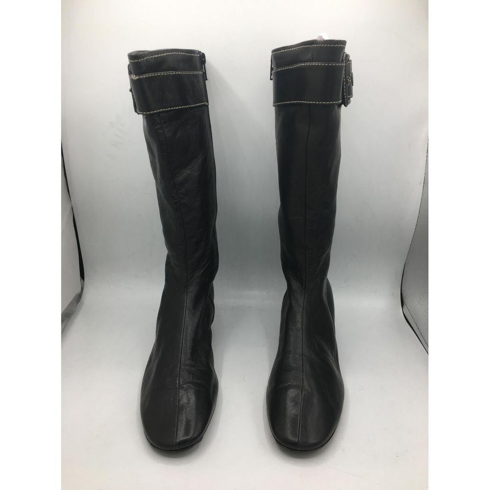 Miu Miu Leather Boots in Black

Miu Miu boot. In very dark blue / black leather. Buckle as detail. 
Side zip closure. 
Number 40 it. Measuring 27 cm of inner sole and 3 cm of heel. 
Good general condition, with marks on the leather as shown in