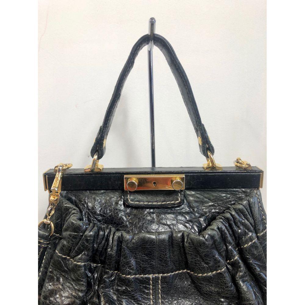 Miu Miu Leather Crossbody Bag in Black

Miu Miu black bag in worn-effect leather, gold hardware and interlocking closure. Front pocket, large interior with side pocket with zip closure. It has signs of use both on the leather and on the metal part