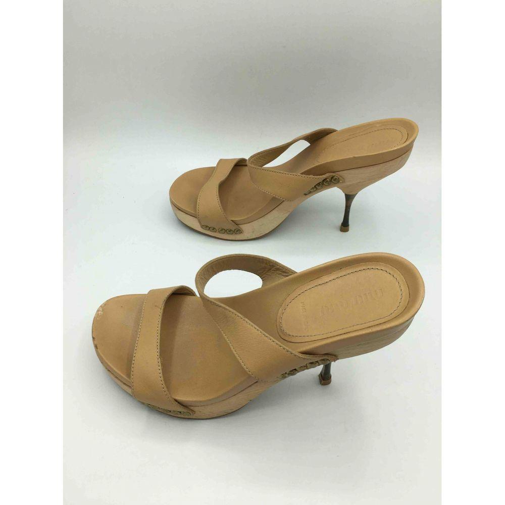 Miu Miu Leather Mules in Beige

Miu Miu nude sandal. 
Size 37 and a half, insole 26 cm. 
The heel measures 12 cm, the platform 3.5 cm. 
Material slightly marked, as shown in the photos. 
Small mark on the leather of the right shoe, still as shown in
