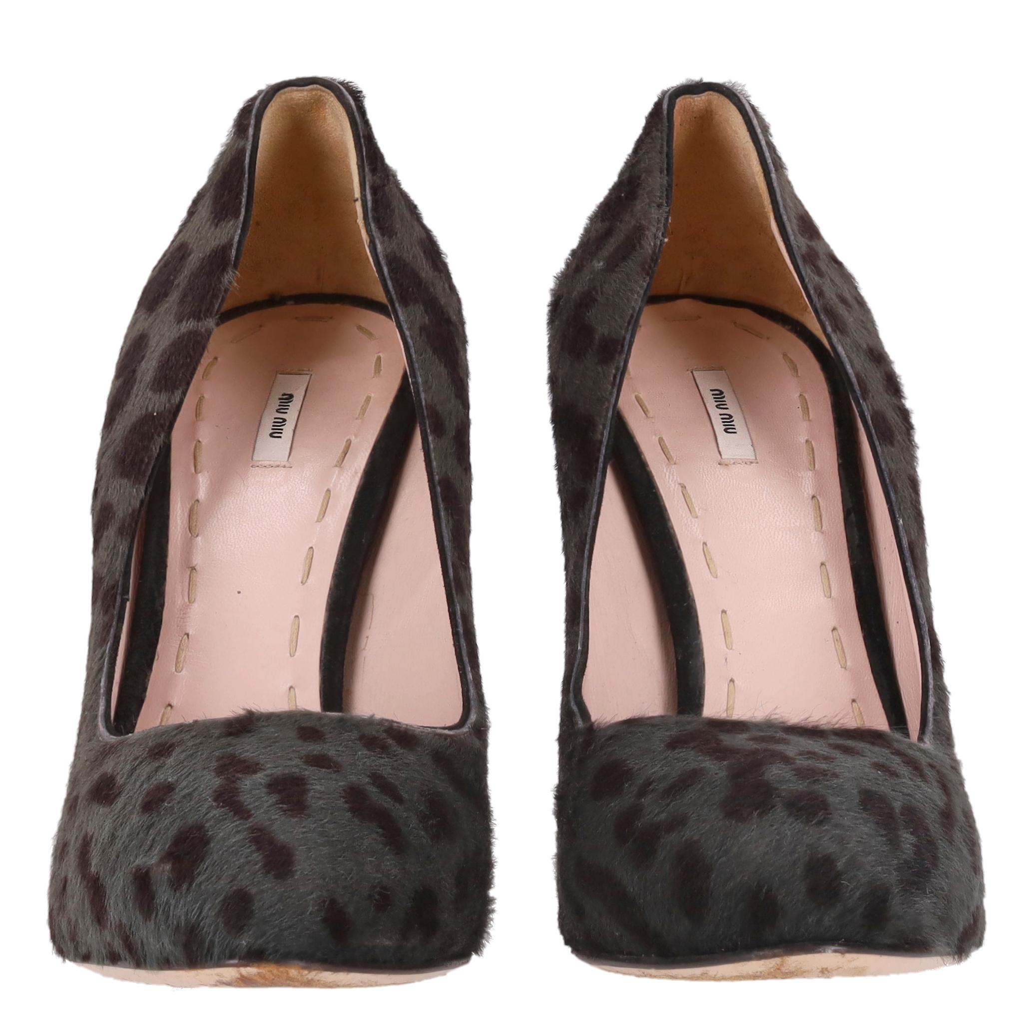 Miu Miu Leopard Print Pony Haar Pumps

Graue Absätze aus Ponyhaar mit schwarzem Leopardenmuster.

Mit runder Spitze, hohem Absatz und Lederfutter.

Preis ca. £500

Größe - 41

Zustand - Sehr gut

Zusammensetzung - Ponyhaar, Leder

Kommt mit - Nur
