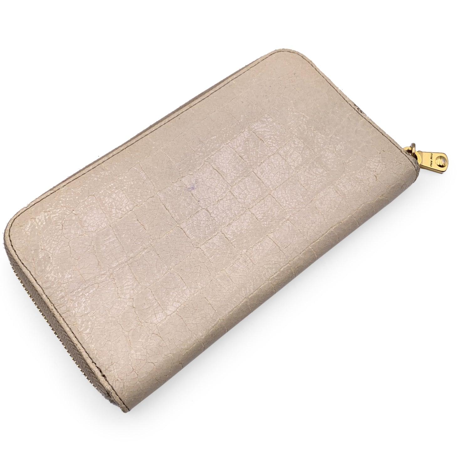 Miu Miu Light Beige Embossed Leather Zippy Long Continental Wallet In Good Condition For Sale In Rome, Rome