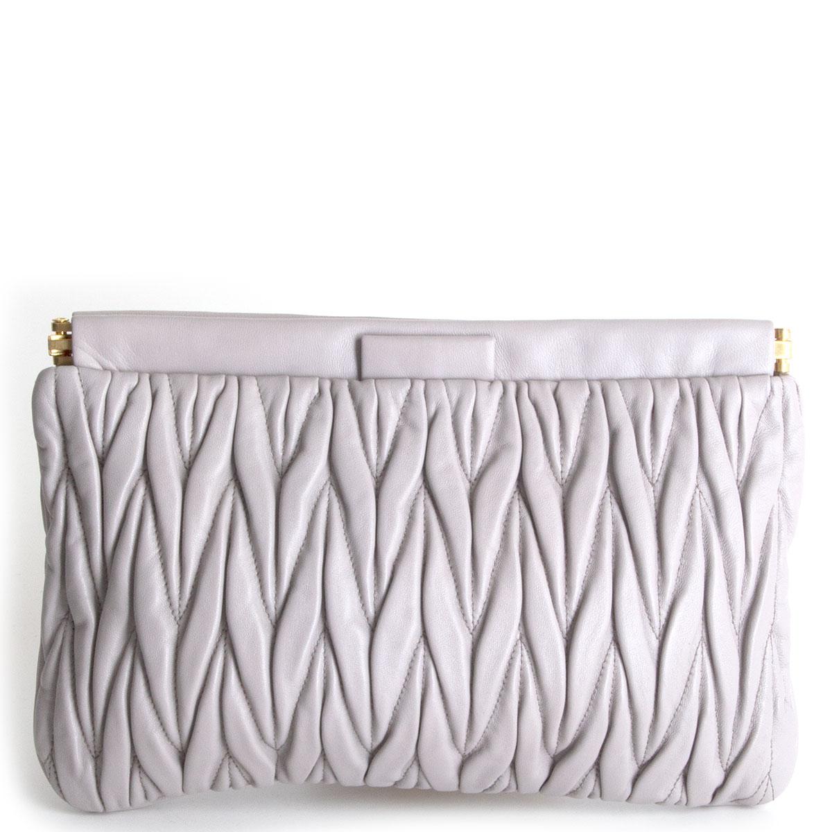 MIU MIU light grey leather MATELASSE QUILTED Clutch Bag In Excellent Condition For Sale In Zürich, CH