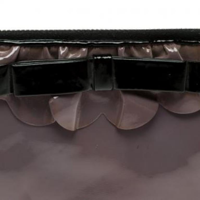 Ogni donna merita di avere un bel portafoglio nella sua collezione. Realizzato in pelle verniciata, questo portafoglio Miu Miu presenta un dettaglio a forma di fiocco sul davanti. Il portafoglio con zip si apre su un interno foderato in pelle che