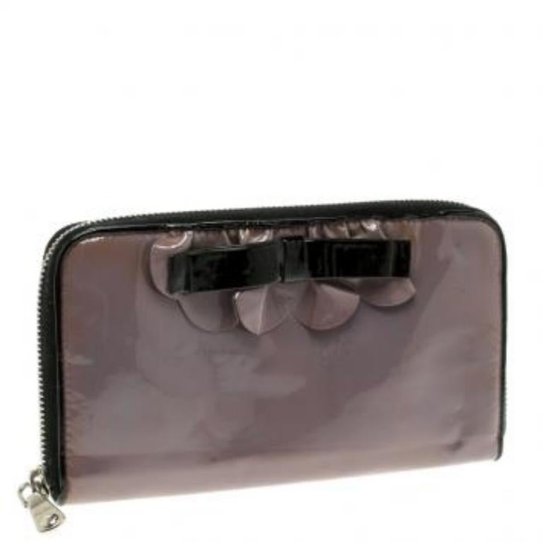 Grigio Portafoglio con zip in pelle verniciata lilla Miu Miu in vendita