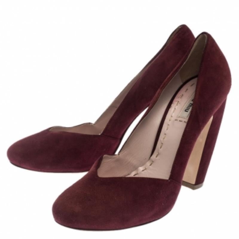 Ces escarpins de la maison Miu Miu sont indispensables à votre garde-robe. Elles sont fabriquées en daim et se déclinent dans une jolie nuance de marron. Ils sont dotés d'un talon unique, incurvé et absolument magnifique. Ces escarpins à bouts