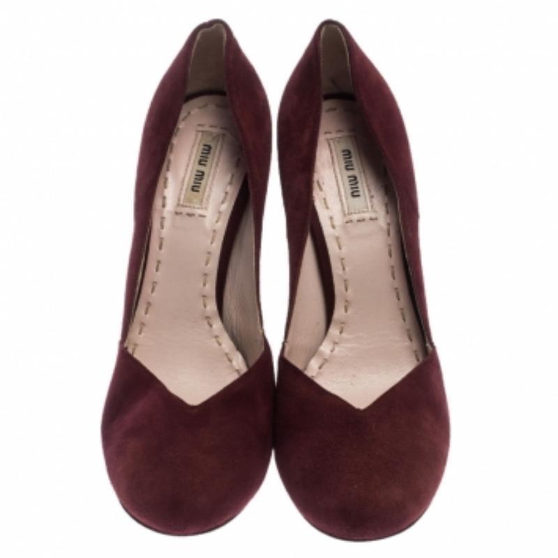 Noir Miu Miu Maroon Escarpins à talons incurvés en daim Taille 40 en vente