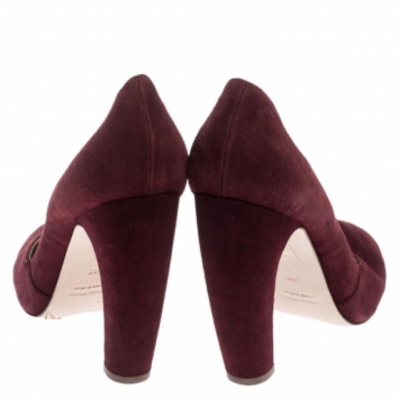 Miu Miu Maroon Escarpins à talons incurvés en daim Taille 40 Bon état - En vente à Dubai, Al Qouz 2