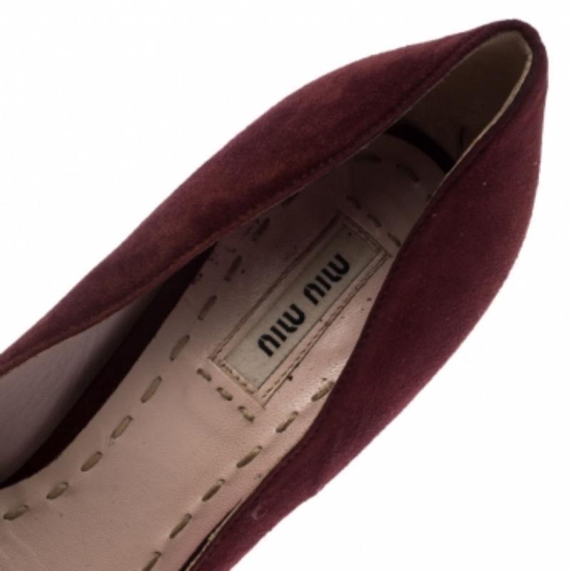 Miu Miu Maroon Escarpins à talons incurvés en daim Taille 40 en vente 1