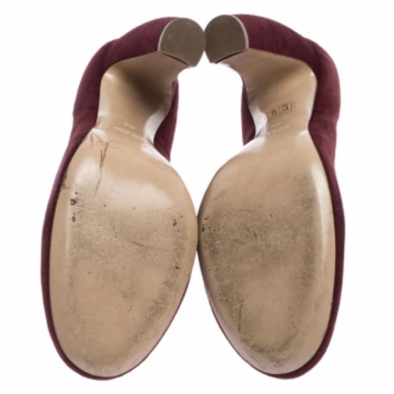 Miu Miu Maroon Escarpins à talons incurvés en daim Taille 40 en vente 2