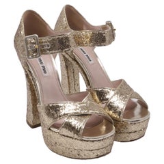 Miu Miu Mary-Jane-Sandalen mit gekreuzten Riemen und Plateauabsatz in Goldglitter
