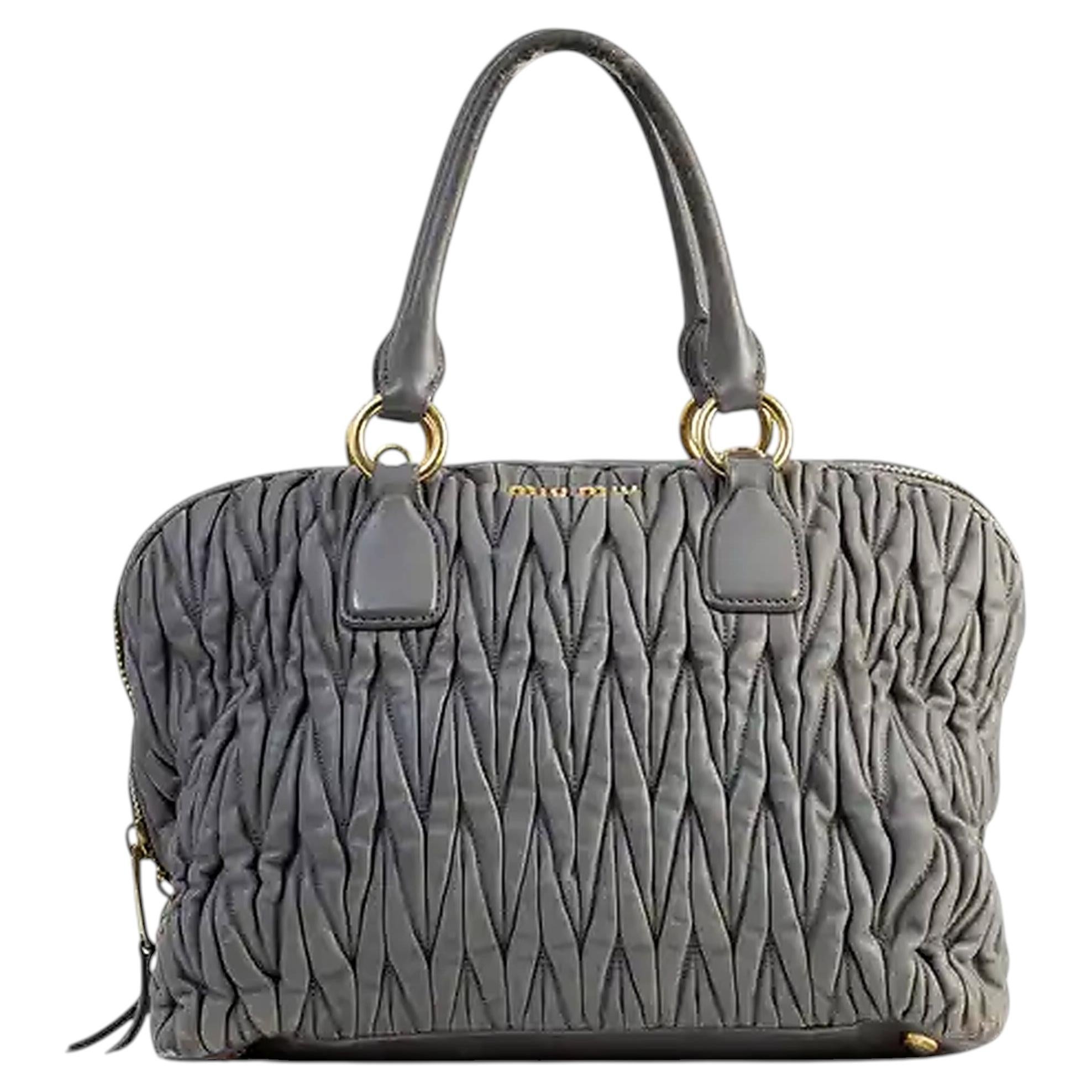 Miu Miu Bauletto-Tasche aus grauem Matelassé-Leder mit goldenen Beschlägen im Angebot