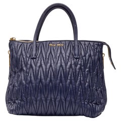 Miu matelassé à chevrons en cuir nappa bleu marine matelassé