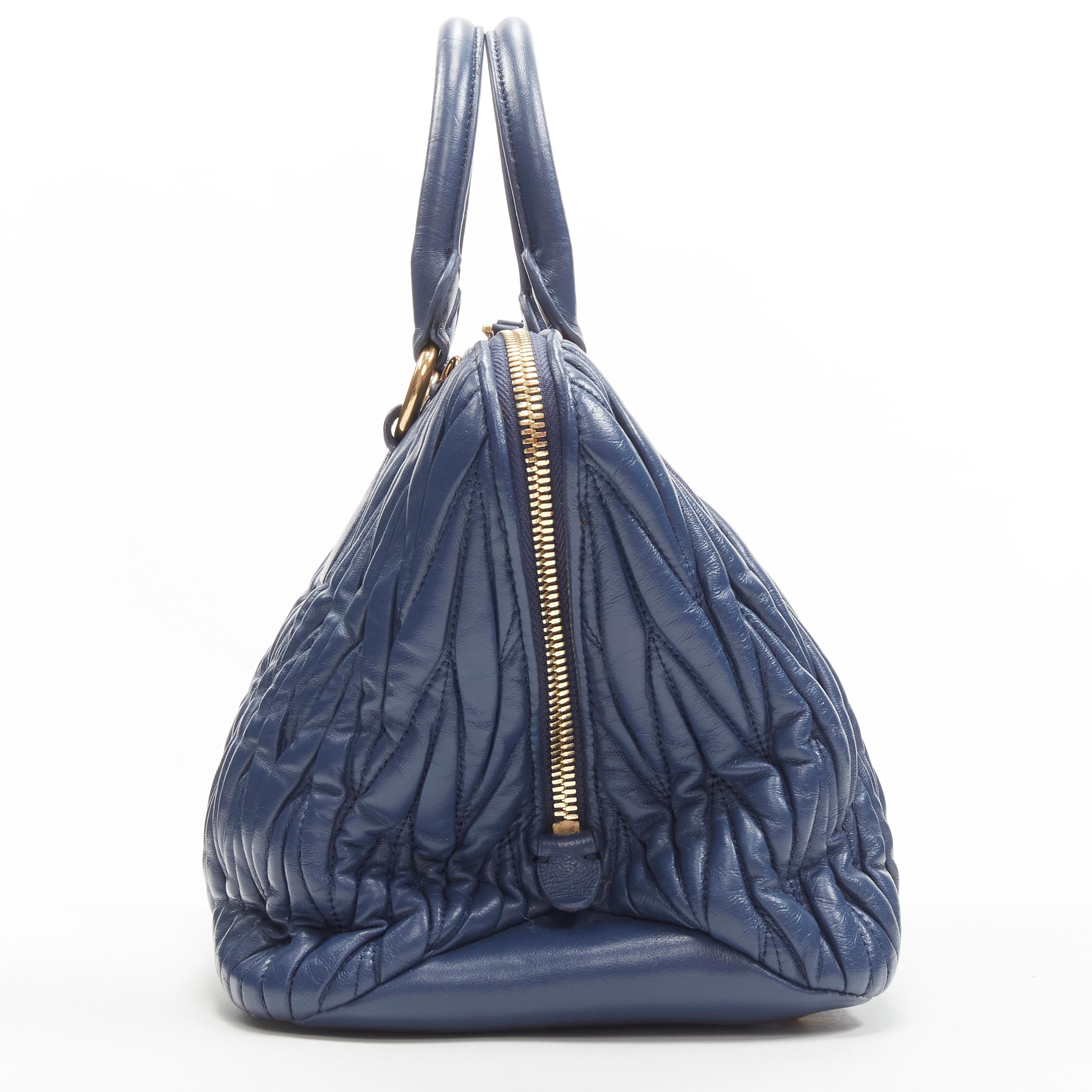 MIU Matelasse chevron gesteppte marineblaue nappa Leder-Schultertasche im Zustand „Gut“ in Hong Kong, NT