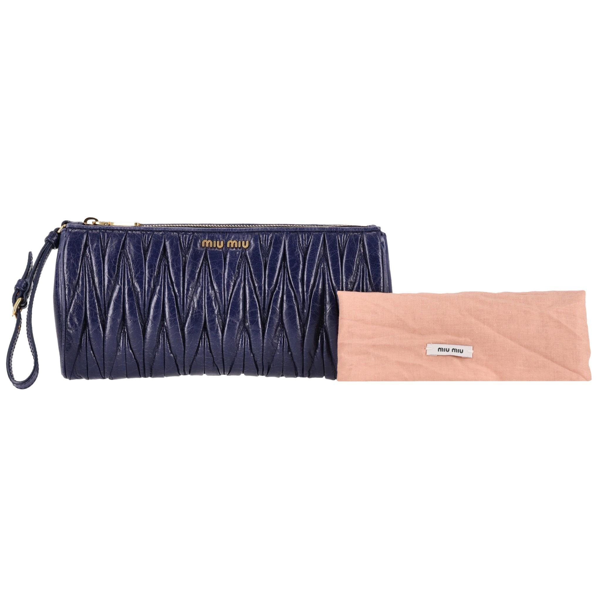 Pochette in pelle Matelasse di Miu Miu

Pochette blu scuro realizzata con l'iconica tecnica matelassé del marchio che conferisce alla pelle Nappa un effetto tridimensionale e strutturato.

Caratterizzata dalla firma 