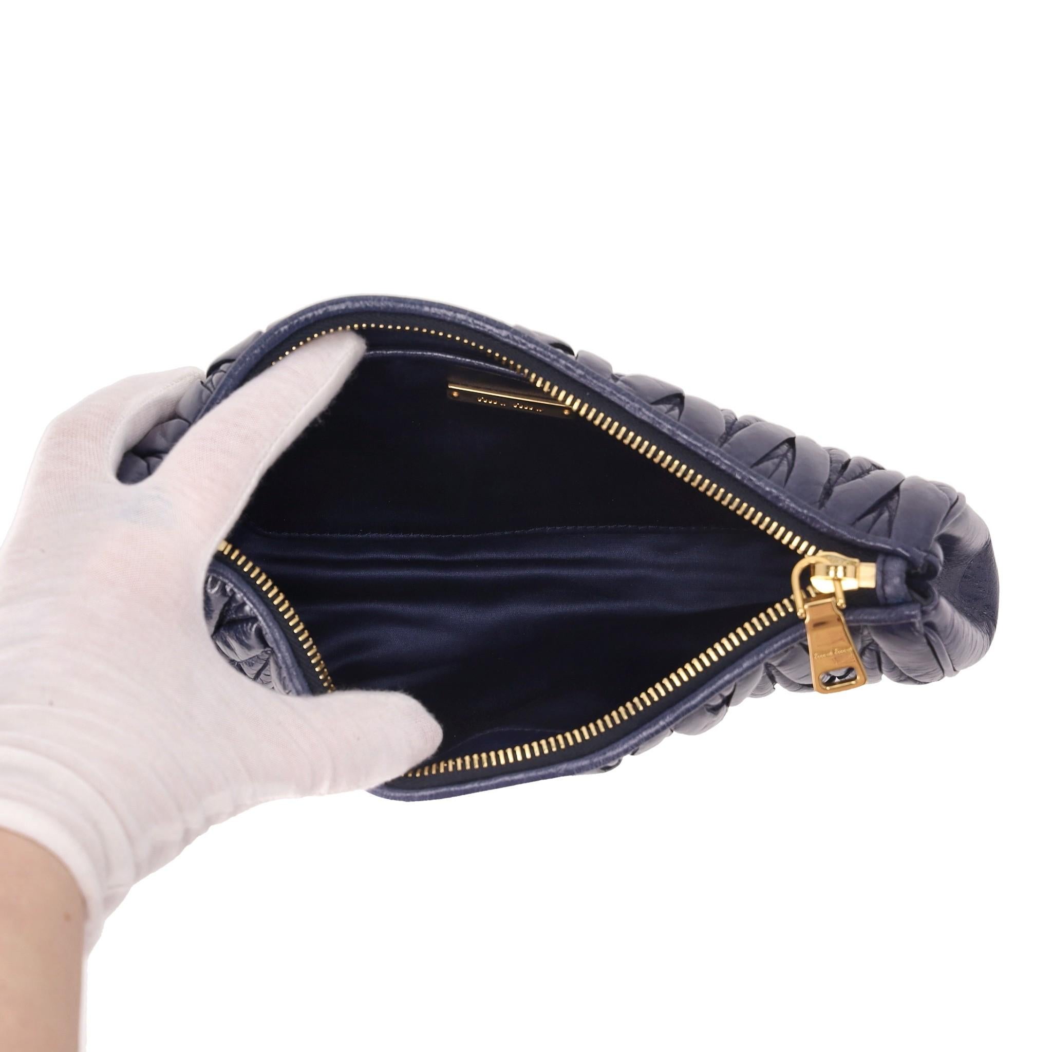 Pochette in pelle Matelasse di Miu Miu 1