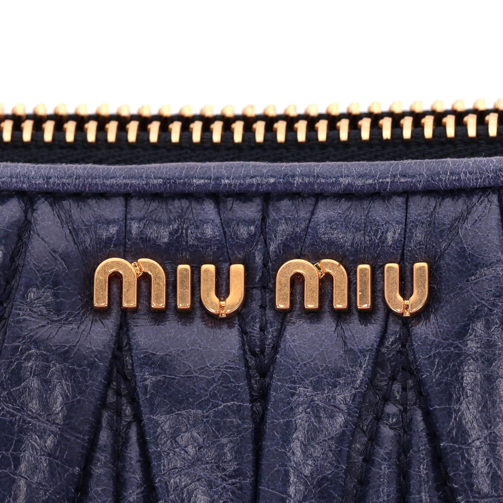 Pochette in pelle Matelasse di Miu Miu 2