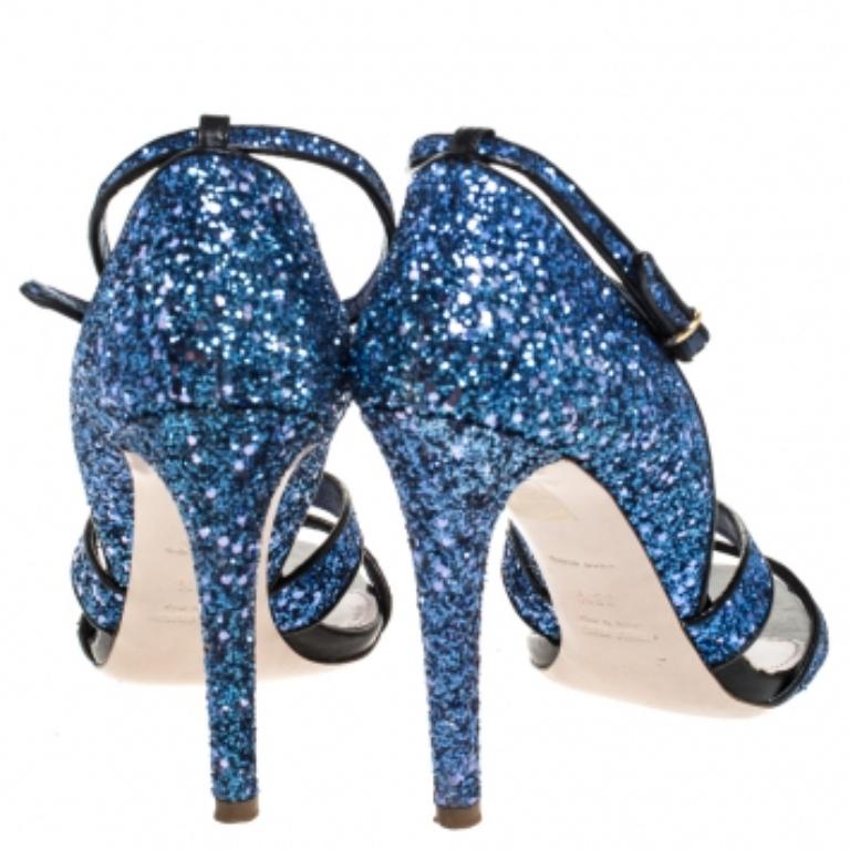 Miu Metallic Blau grobe Glitter-Sandalen mit Knöchelriemen Größe 38,5 im Zustand „Relativ gut“ im Angebot in Dubai, Al Qouz 2