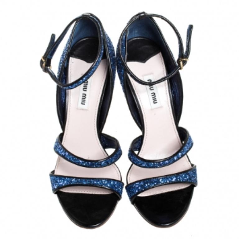 Miu Metallic Blau grobe Glitter-Sandalen mit Knöchelriemen Größe 38,5 im Angebot 1