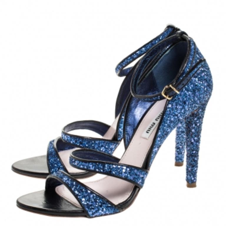 Miu Metallic Blau grobe Glitter-Sandalen mit Knöchelriemen Größe 38,5 im Angebot 2