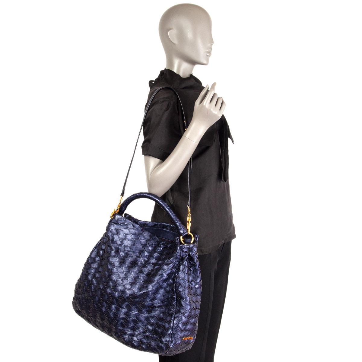 MIU MIU metallic blue leather WOVEN HOBO Shoulder Bag In Excellent Condition In Zürich, CH