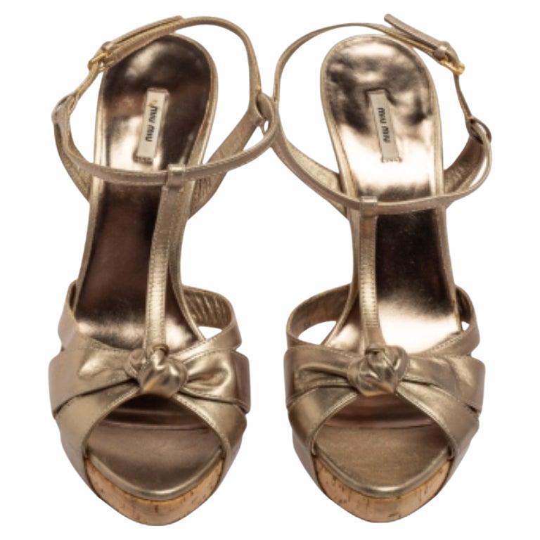 Questi sandali della Maison Miu Miu sono davvero uno splendido paio da possedere! Realizzati in pelle bronzo metallizzata, questi sandali presentano un cinturino alla caviglia, finiture dorate e punta aperta. Sono rifinite con tacchi super sottili.