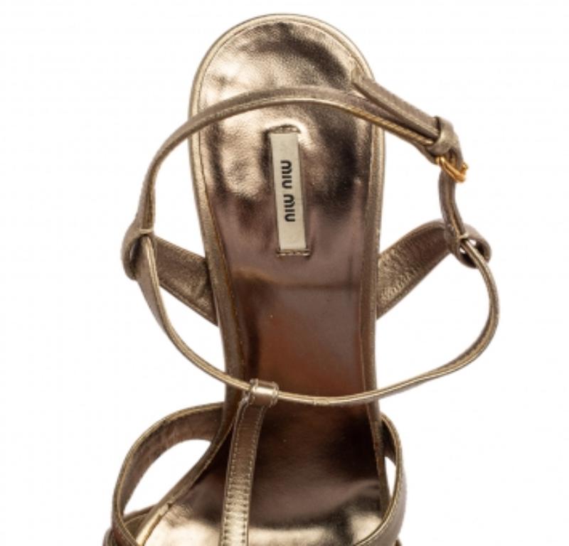 Miu Miu, bronzo metallizzato, fiocco in pelle con cinturino alla caviglia, sandali con plateau, misura 38,5 In condizioni buone in vendita a Dubai, Al Qouz 2