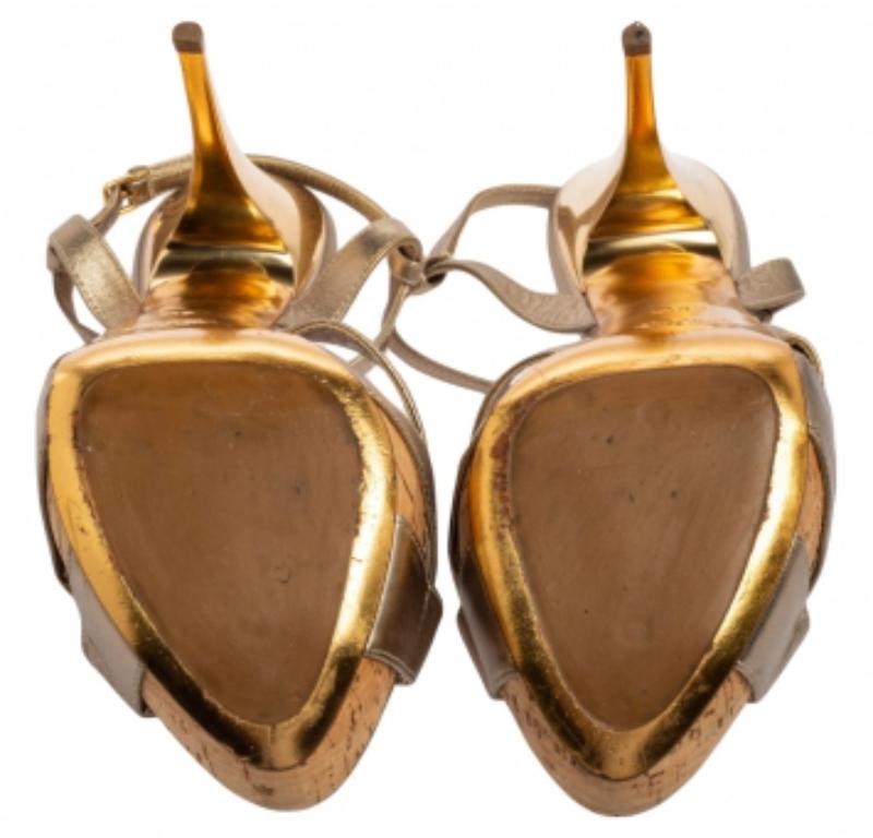 Miu Miu, bronzo metallizzato, fiocco in pelle con cinturino alla caviglia, sandali con plateau, misura 38,5 in vendita 2