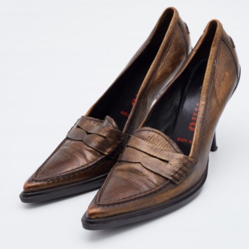 Miu Miu Metallic Brown Leather Pointed Toe Loafer Pumps Taglia 36.5 in vendita 2