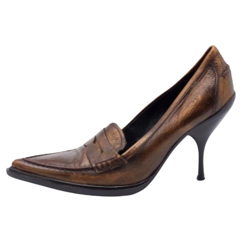Miu Miu Metallic Brown Leather Pointed Toe Loafer Pumps Taglia 36.5 in vendita
