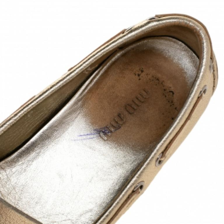 These crystal-embellished loafers from Miu Miu are crafted with a leather exterior and come in an easy slip-on style which makes them perfect for daily use. Own these super-comfortable shoes today.