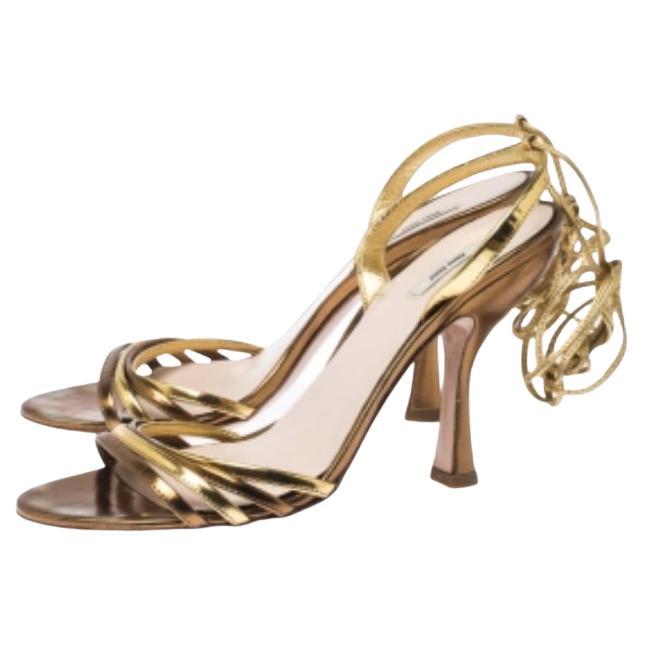 Ces sandales à la mode de Miu Miu peuvent donner un coup de jeune à l'ensemble de votre tenue. Affichez le meilleur de votre style avec ces magnifiques sandales en cuir, conçues avec des talons hauts et des fermetures enveloppantes au niveau de la