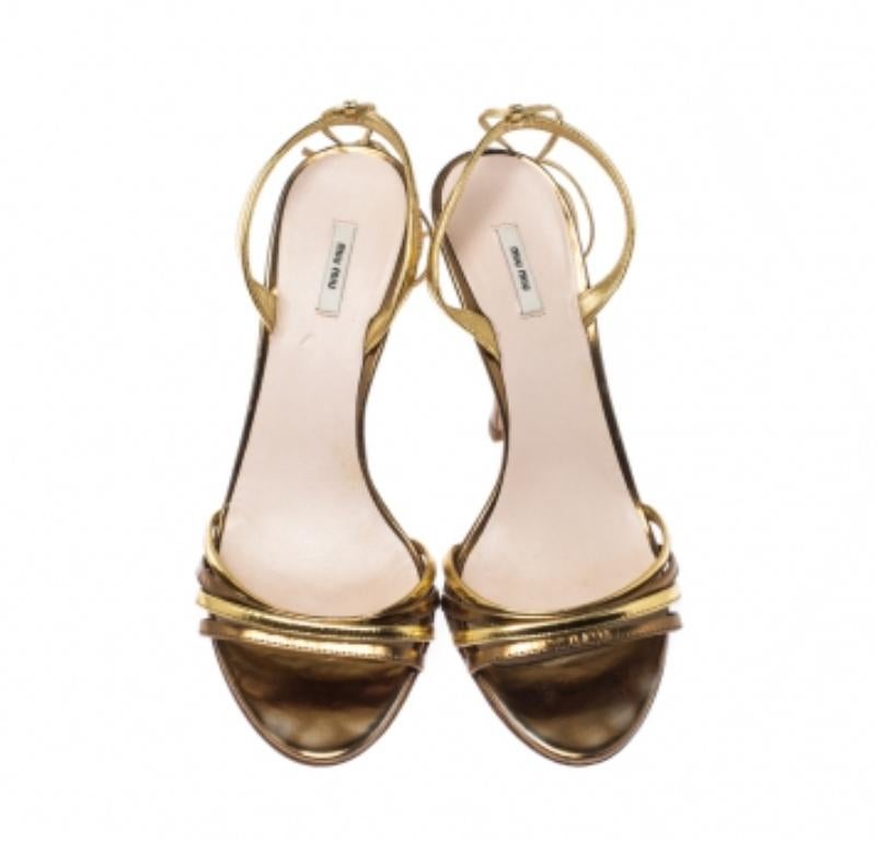 Or Miu Miu Sandales en cuir doré métallisé Taille 38 en vente