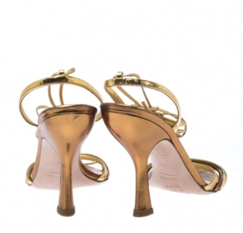 Miu Miu Sandales en cuir doré métallisé Taille 38 Bon état - En vente à Dubai, Al Qouz 2
