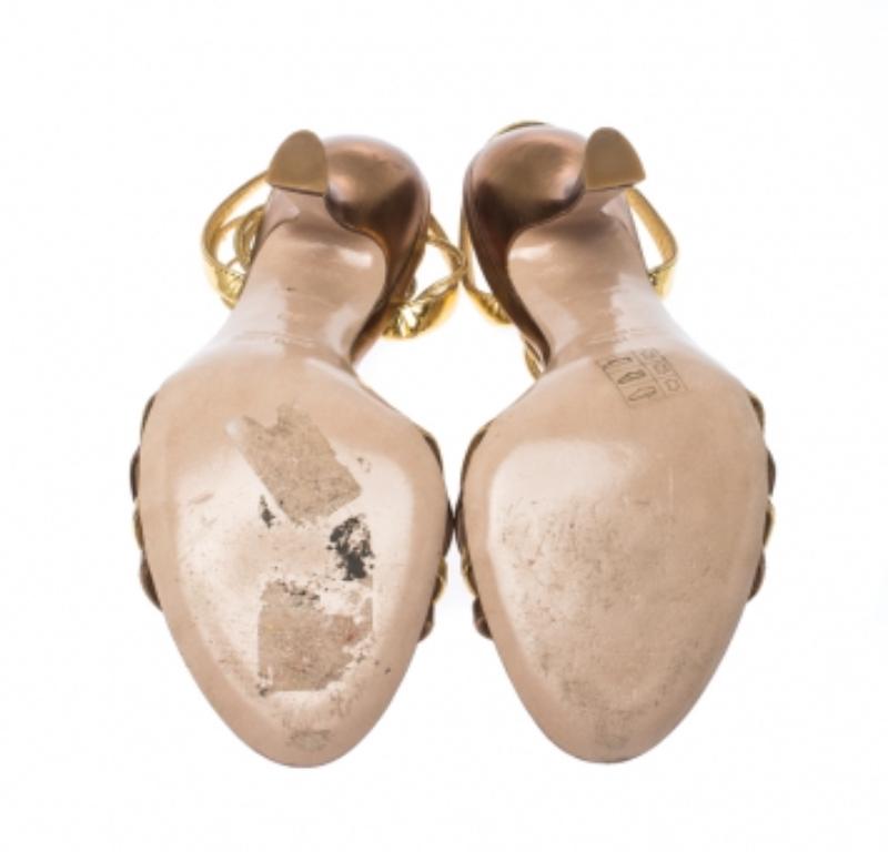 Miu Miu Sandales en cuir doré métallisé Taille 38 en vente 1