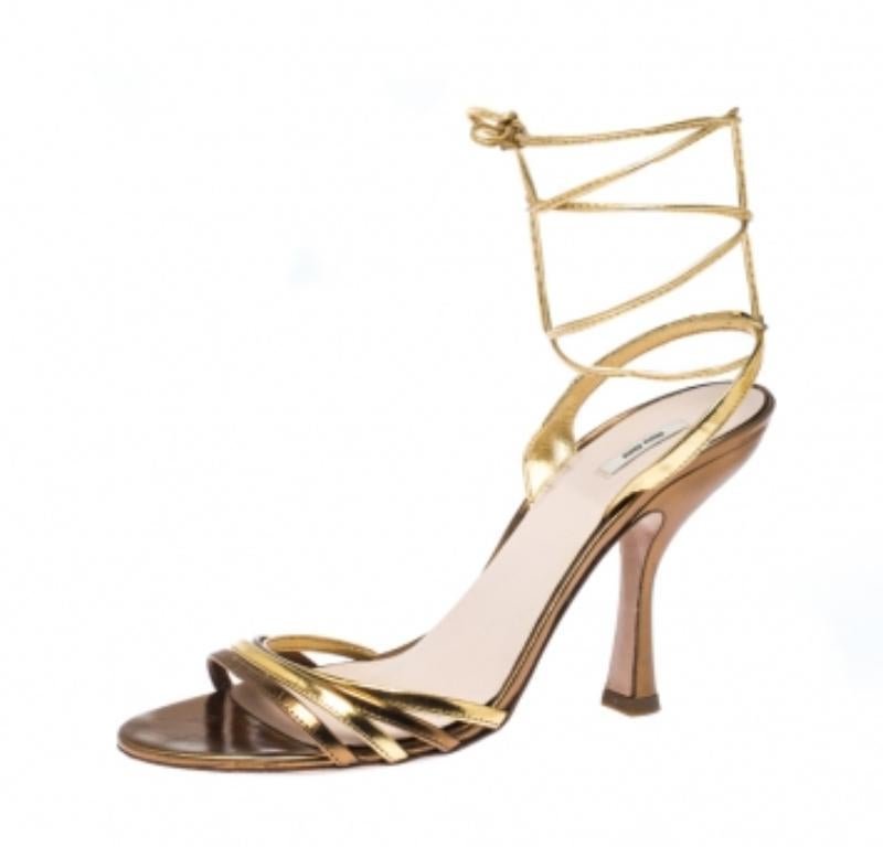 Miu Miu Sandales en cuir doré métallisé Taille 38 en vente 2
