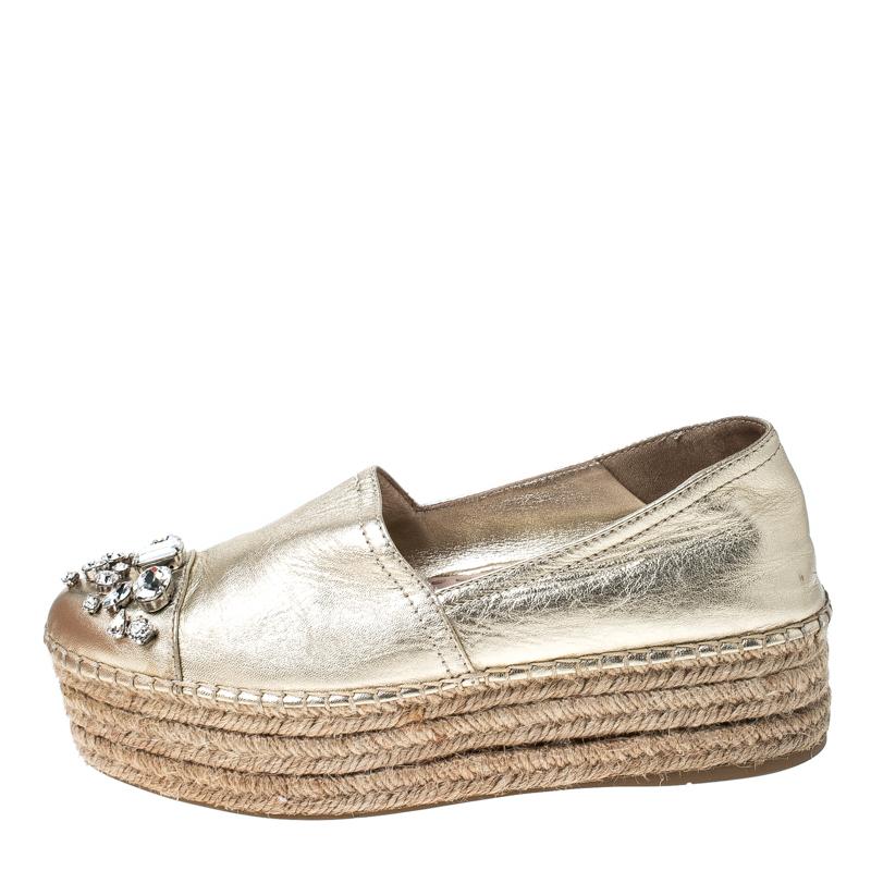 Designed purposely for fashion queens like you, these Miu Miu espadrille flats are made from metallic gold leather into a beautiful design! They come flaunting espadrille platforms and crystal embellishment on the uppers.

Includes: Price Tag,