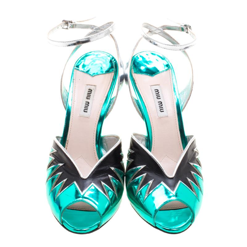 Step out like a style diva with these gorgeous sandals from the house of Miu Miu. Crafted in a metallic green leather, these sandals feature a peep-toe and secured with an ankle strap buckle closure. They are set on comfortable heels making it an