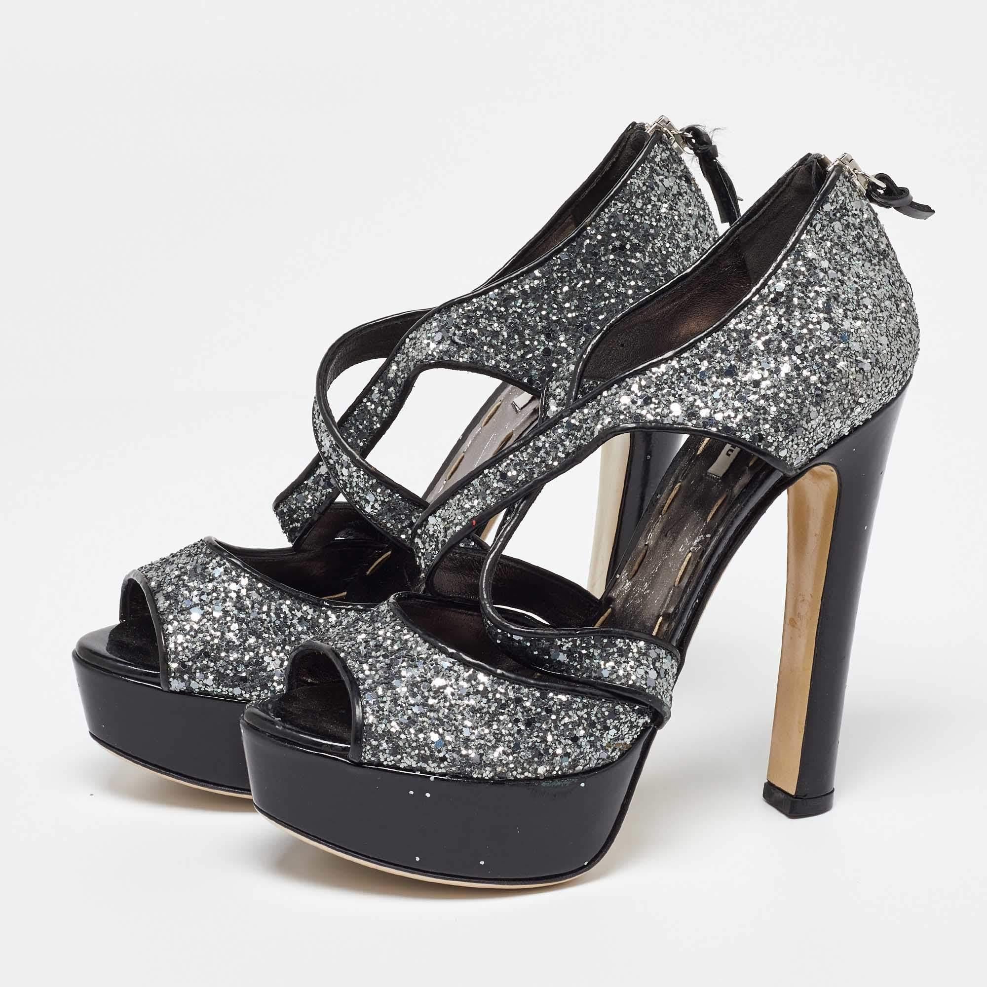Estas sandalias enmarcarán sus pies de forma elegante. Fabricados con materiales de calidad, presentan un diseño elegante y plantillas cómodas.