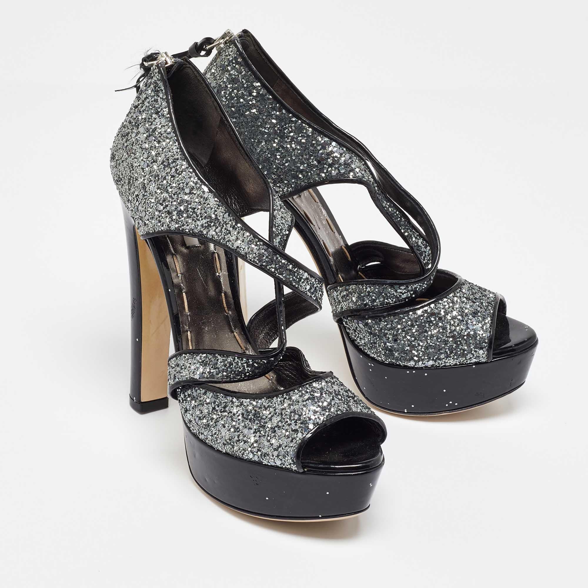 Miu Miu Sandalias de plataforma con purpurina gruesa gris metalizado talla 38.5 en Bueno estado para la venta en Dubai, Al Qouz 2