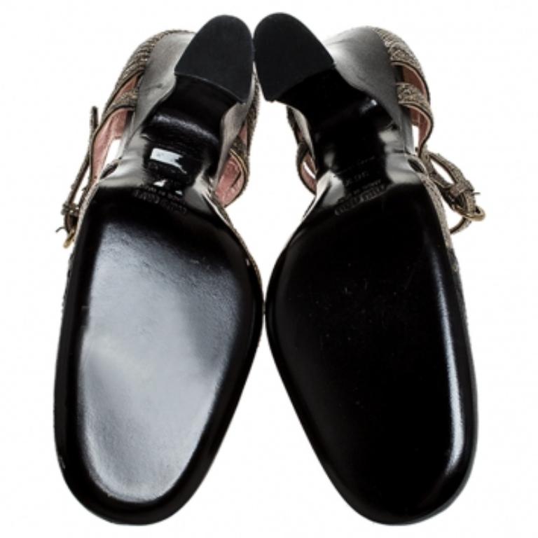 Dieses Paar Pumps aus dem Hause Miu Miu ist ein wahrer Tragegenuss. Peppen Sie Ihren Look auf, indem Sie diese Pumps aus Brogue-Leder zur Schau stellen. Setzen Sie nur wenige Accessoires ein, damit diese Metallic-Pumps die ganze Aufmerksamkeit auf