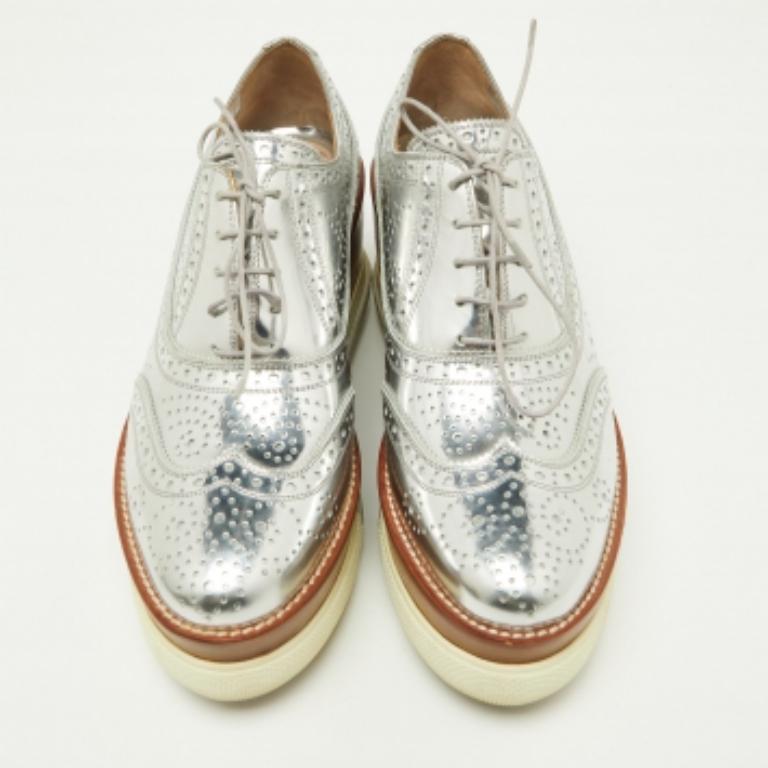 Miu Metallic Silber Brogue Leder Plateau Spitze Up Oxfords Größe 40 im Zustand „Gut“ im Angebot in Dubai, Al Qouz 2